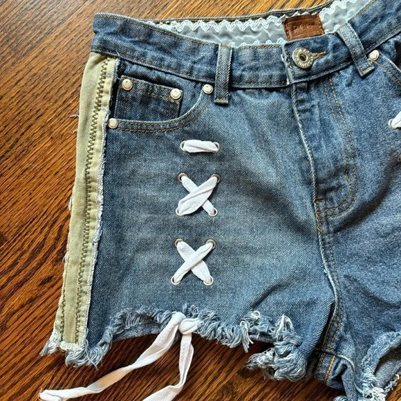 POL denim distressed fringe-edge 5-pocket front lace-up shorts. Large. - Picture 3 of 6